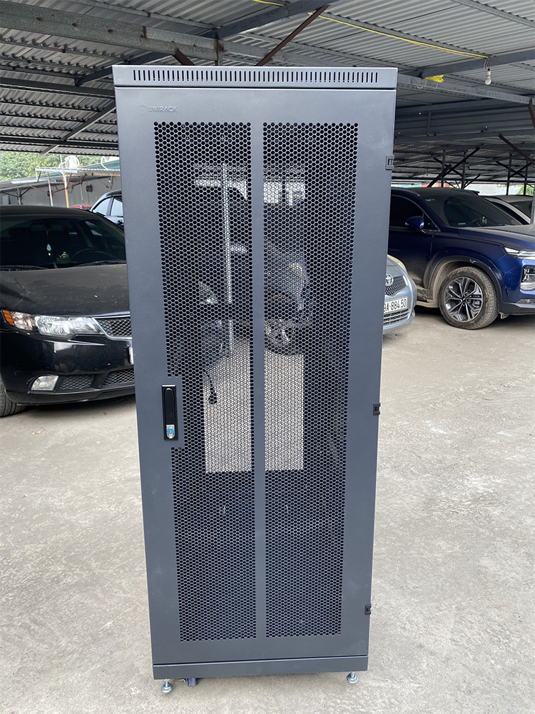 Bên trong tủ rack 32U hãng UNIRACK